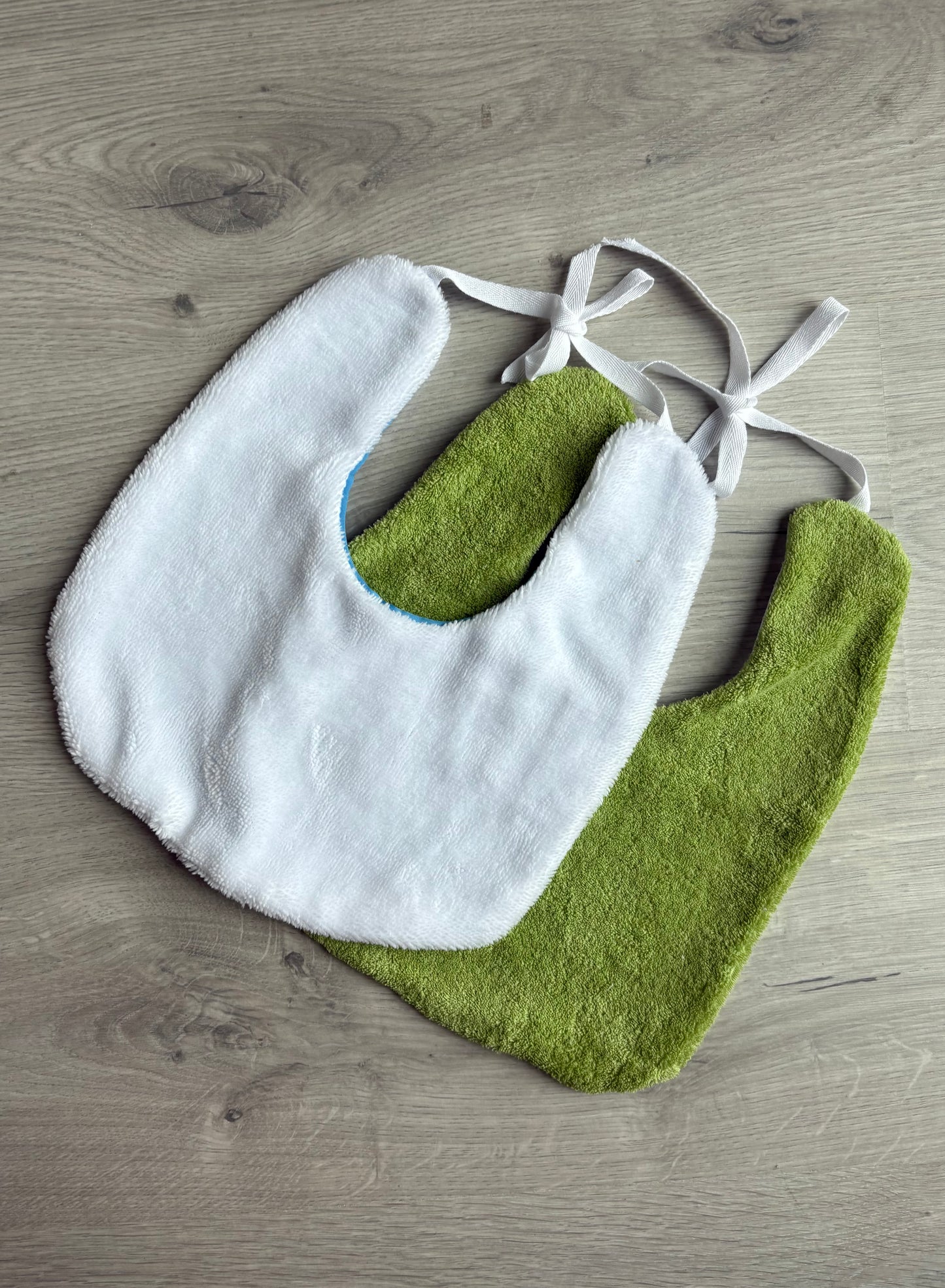 Lot - 2 bavoirs nouveau-nés